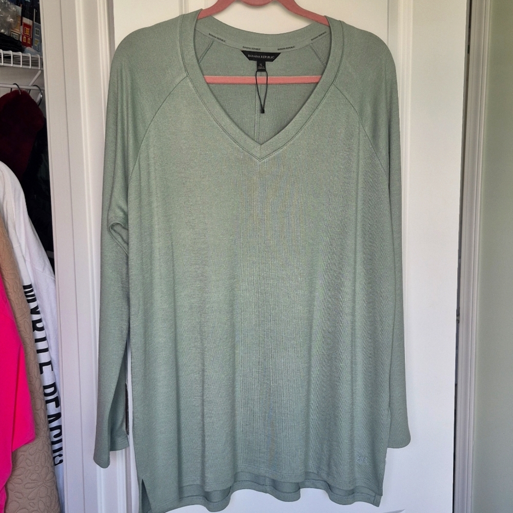BANANA REPUBLIC pale sage green XL tunic.  Soft knit and beautifully sewn detail